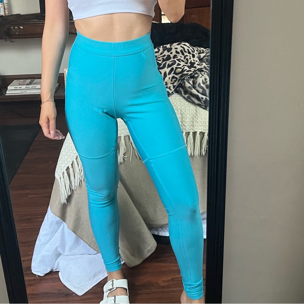 alo yoga bright aqua set - Picture 4 of 5